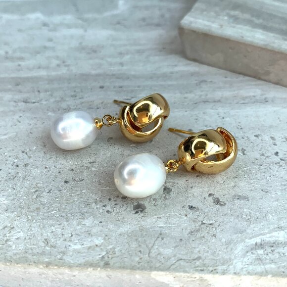 NEW~ Anthropologie Shashi Gold Overlap Stud & Genuine Pearl Dangle Earrings - Picture 6 of 6